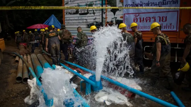 เจ้าหน้าที่เร่งสูบน้ำทั้งคืนทั้งวัน