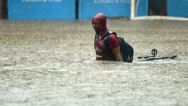 मुंबईत जागोजागी पाणी साचलं होतं.