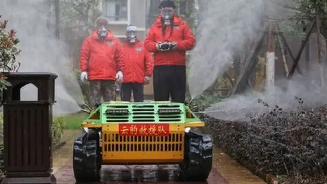 Robot con spray desinfectante