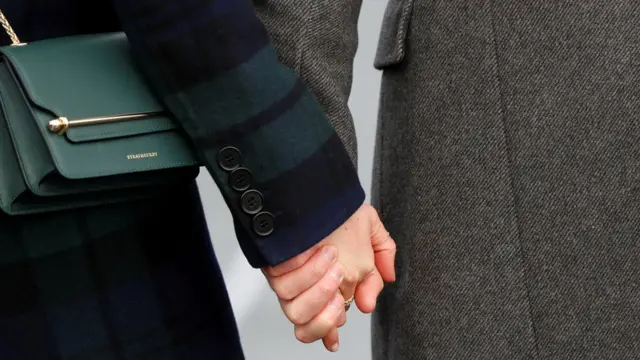 Las manos de Harry y Meghan entrelazadas