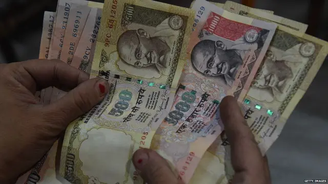 पाचशे आणि एक हजार रुपयांच्या नोटा बाद ठरवण्यात आल्या.