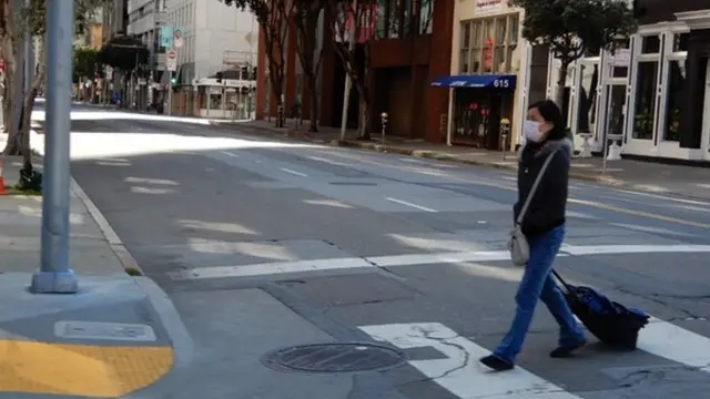Một người trên đường phố San Francisco hôm 26/3/2020