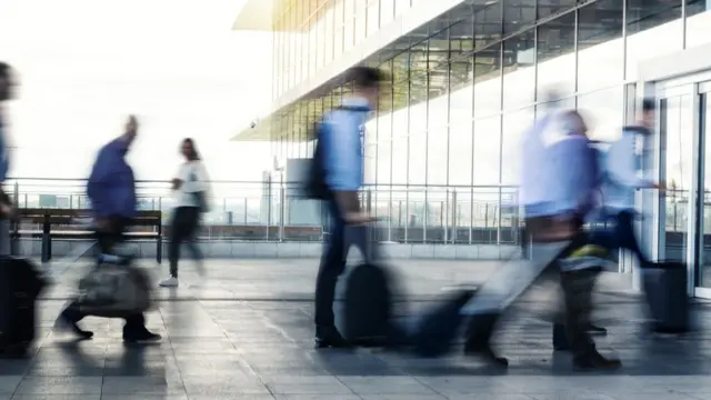 Passageiros chegam a aeroporto