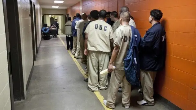 Grupo de presos en una cárcel.