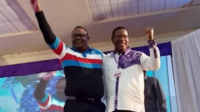 Bernard Membe (kulia) na mpeperusha bendera ya urais kupitia CHADEMA, Tundu Lissu (kushoto)