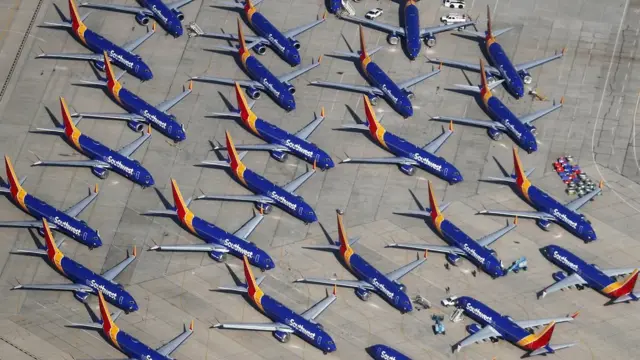 هواپیماهای بوئینگ مکس که در فرودگاهی در جنوب کالیفرنیا پارک شده‌اند. شرکت‌های هواپیمایی ناچار شده‌اند که استفاده از این مدل بوئینگ را متوقف کنند