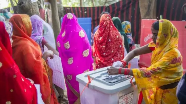 भोट खसाल्दै