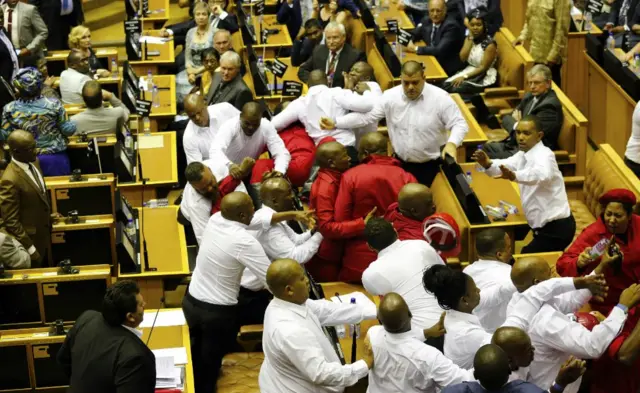 Feer ka bilowday dhismaha baarlamaanka