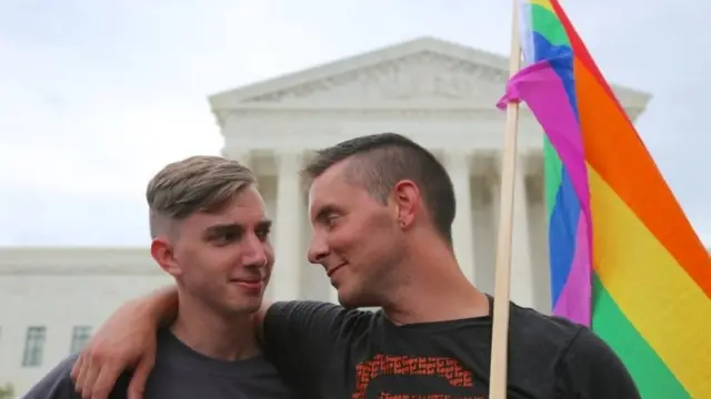 Casal gaycomo sacar no pixbetfrente à sede da Suprema Corte americana