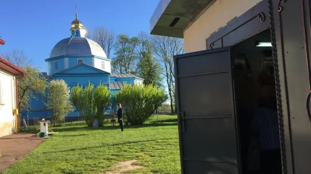 Гараж рядом с храмом, где проводили службу прихожане УПЦ МП