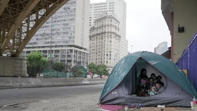 Famíliabarraca embaixo do viaduto Santa Ifigência,São Paulo