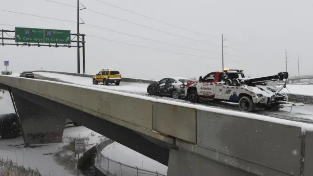 Caminhãointernational bet365reboque empurra carro sobre túnel coberto pela neve,international bet365Denver