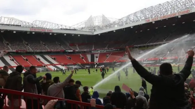 Pipo wey enta Old Trafford dey protest