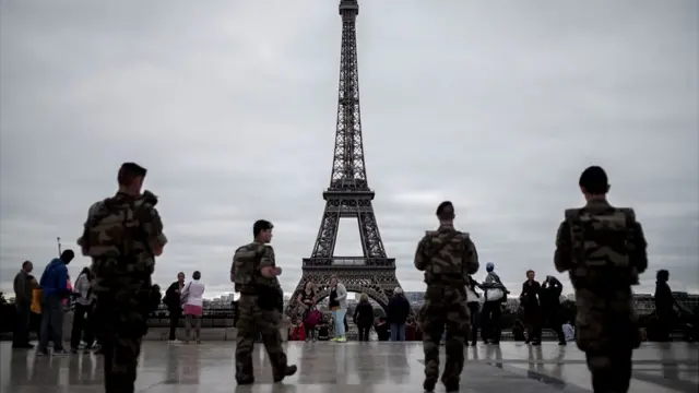 Soldados vigilan la Torre Eiffel.