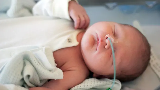 Un bebé en cuidados intensivos.