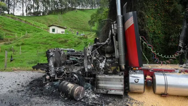 Parte frontal de un camión quemado por miembros del Clan del Golfo en el departamento de Antioquía.
