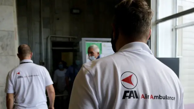 Немецкие врачи, прибывшие в Омск (на фото), заявили о том, что транспортировать Навального можно. Но закон в этом случае позволяет принять такое решение только лечащим врачам пациента