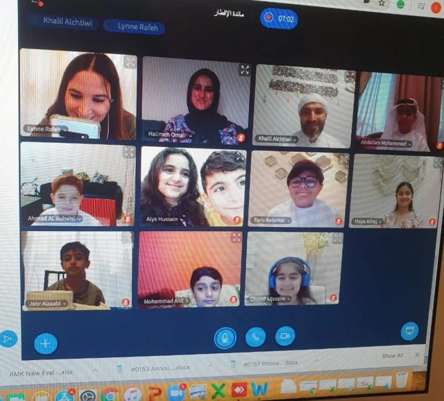 طلاب مدرسة المواكب في افطار عن بعد خلال رمضان الفائت