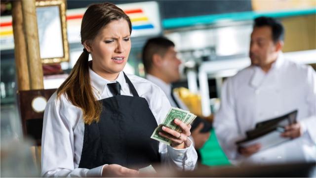 在美国，小费是服务生的主要收入之一。