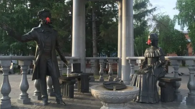 Памятники в респираторах