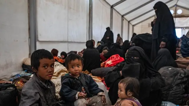 Sekitar 1.000 pejuang ISIS asing termasuk dari Indonesia di antara ribuan pendukung ISIS yang ditahan.