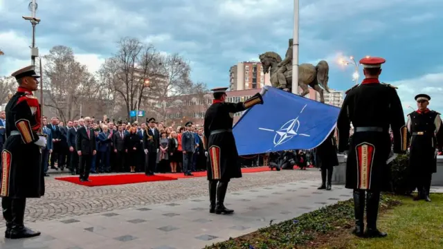 Підняття прапору НАТО