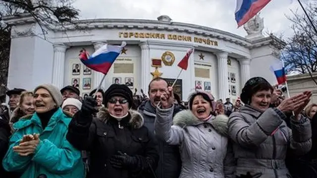 Adamlar Krımın Rusiya tərəfindən ilhaqını bayram edirlər