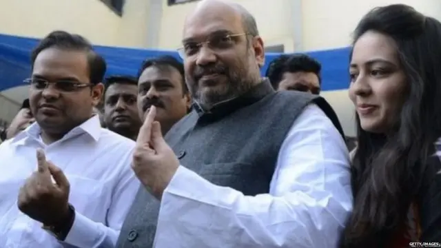 અમિત શાહ પુત્ર જય શાહ અને પુત્રવધૂ સાથે