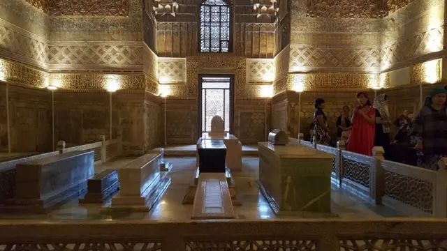 Ayollar erkaklarni eshak bilan sikishmoqda (foto)