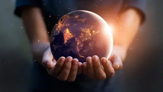 Manos sosteniendo el mundo.