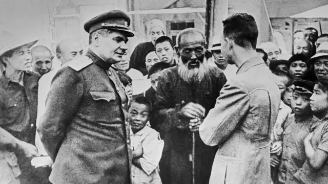 Советский генерал-лейтенант Георгий Козлов беседует с жителями Харбина (2 сентября 1945 года)