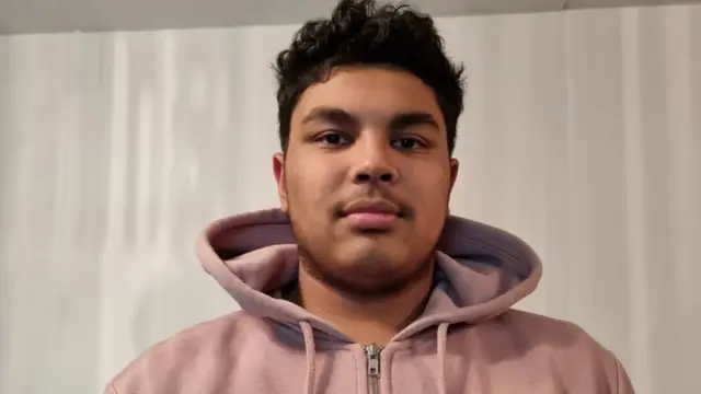 رضوان می‌گوید حاضر است به جایی چند صد کیلومتر دورتر نقل مکان کند تا کمی جای بیشتری داشته باشند