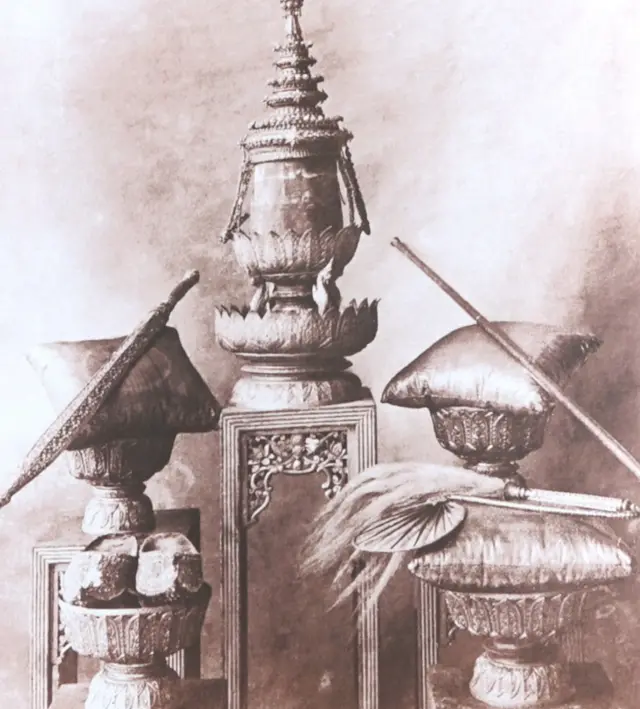 เครื่องเบญจราชกกุธภัณฑ์