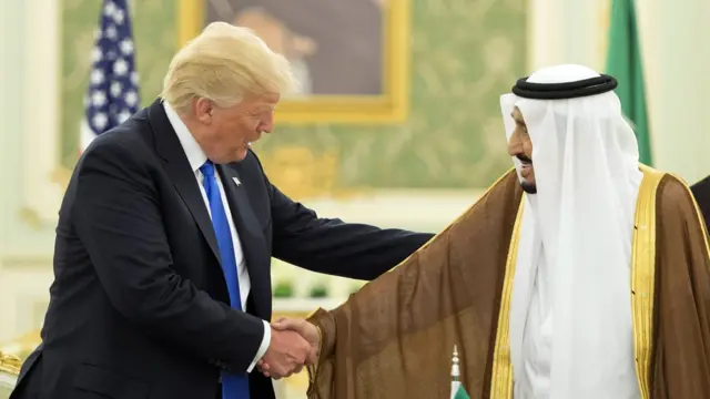 ABD Başkanı Donald Trump, Suudi Arabistan Kralı Selman bin Abdülaziz el-Suud ile sıcak görüntüler verdi