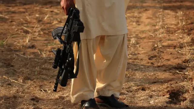 ஆயுதத்தோடு நடமாடும் போராளிகள்