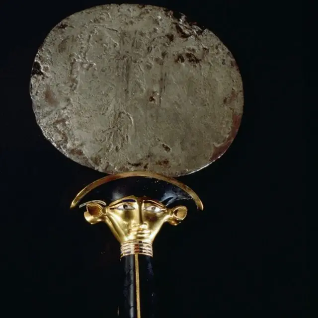 مرآة مصنوعة من صفيحة فضية