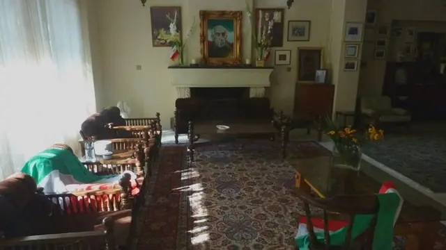 در این اتاق پذیرایی قاتلان با داریوش فروهر مشغول گفتگو بودند