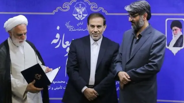 رئیس فعلی قوه قضاییه یک سال و نیم پیش زمانی که معاون این قوه بود (سمت چپ) مراسم معارفه محمدمهدی حاجمحمدی را برگزار کرد