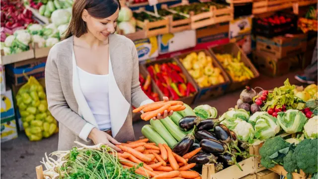 Mulher comprando legumes