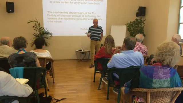 Психотерапевт Ник Даффел выступает на семинаре