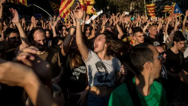 బార్సిలోనా నగర వీధుల్లో యువత