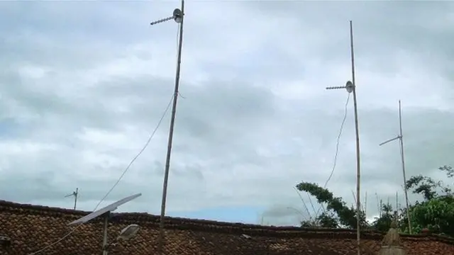 बिहार के पश्चिम चंपारण ज़िले के दोन में लैंडलाइन की तरह मोबाइल चलाने का जुगाड़