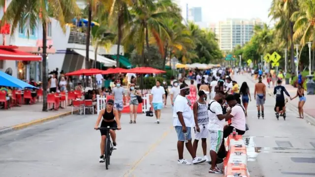 La calle Ocean Drive en Florida
