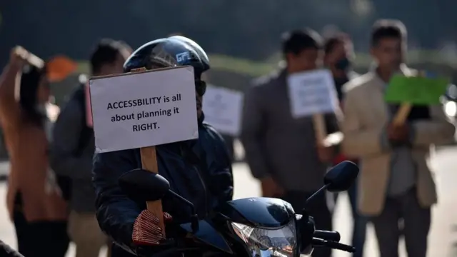 أشخاص يرفعون لافتات