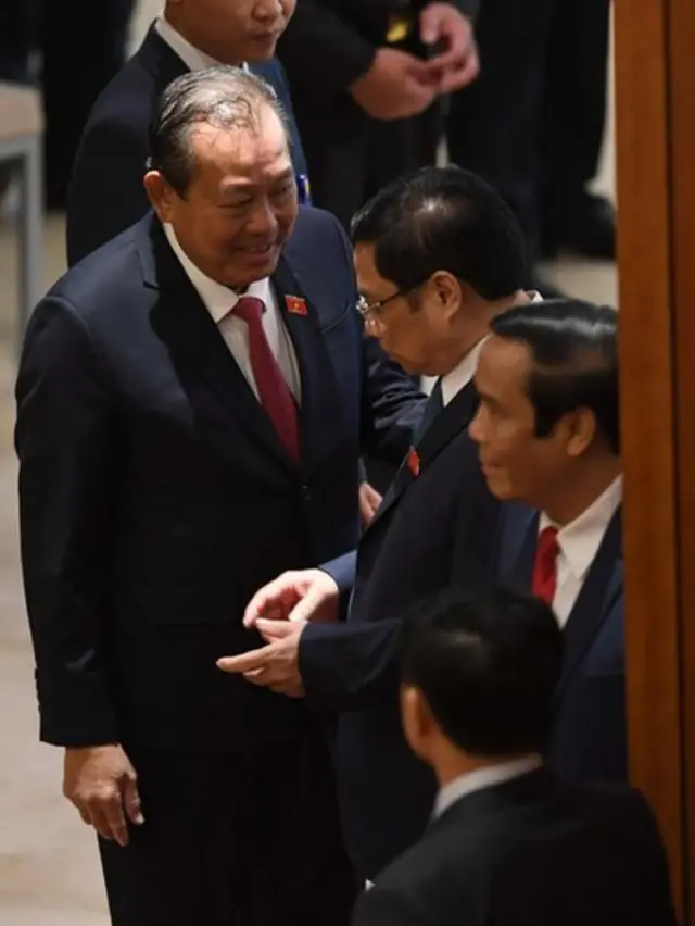 Ông Phạm Minh Chính (giữa)