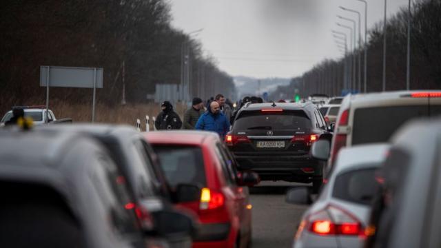 Очередь из машин на границе между Украиной и Румынией