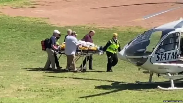 सलमान रश्दी यांना दवाखान्यात नेताना.