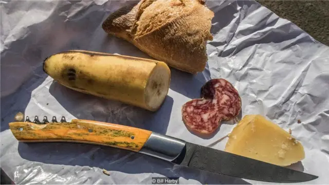 本文作者 Bill Harby 購買了一把由駱駝骨和大馬士革鋼製作而成的刀