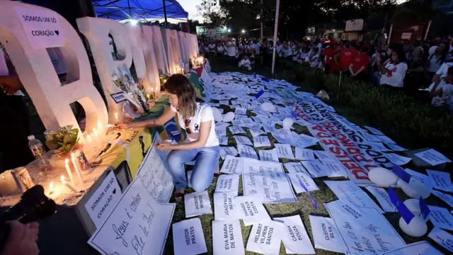 Moradoresjogo aposta dinheiroBrumadinho acendem velasjogo aposta dinheiroletreiro da cidade