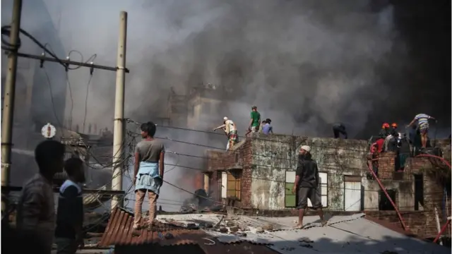 আগুনের পর স্থানীয়দের উদ্ধার তৎপরতা